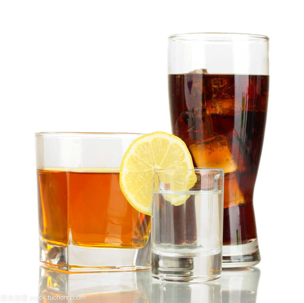 各式各樣的白色上孤立的酒類(lèi)飲品
